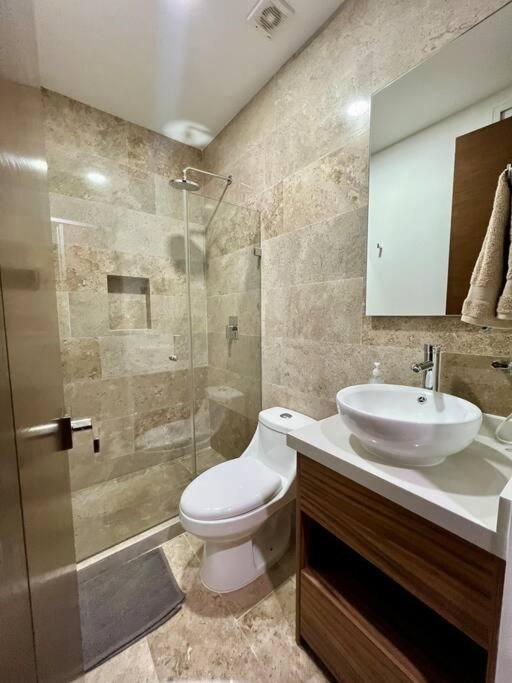 Media Cuadra De 5 Avenida Apartamento *